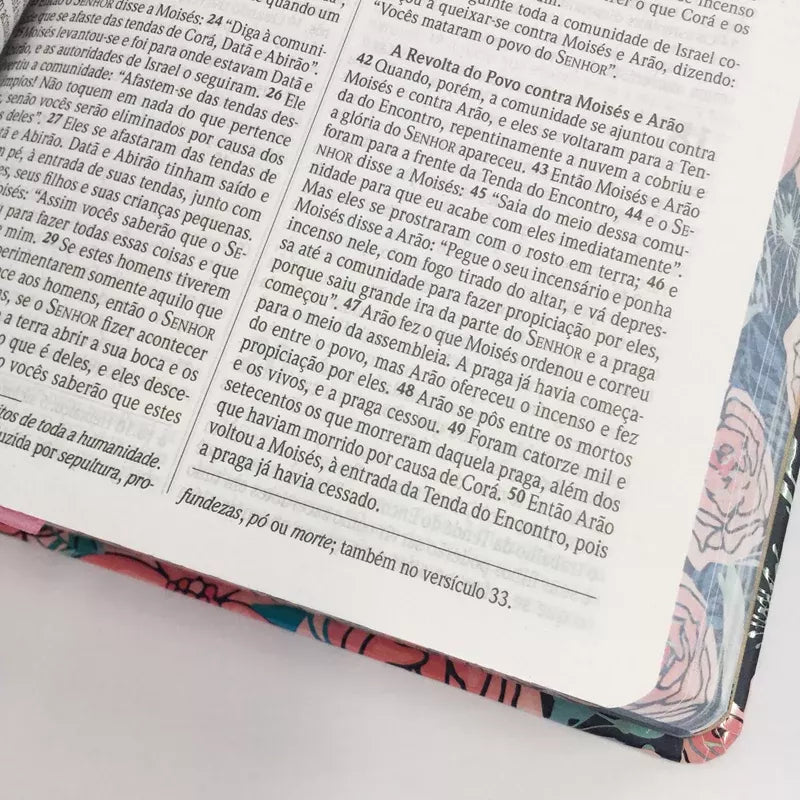 Bíblia Sagrada NVI Letra Normal Capa Rosas Especial Letra