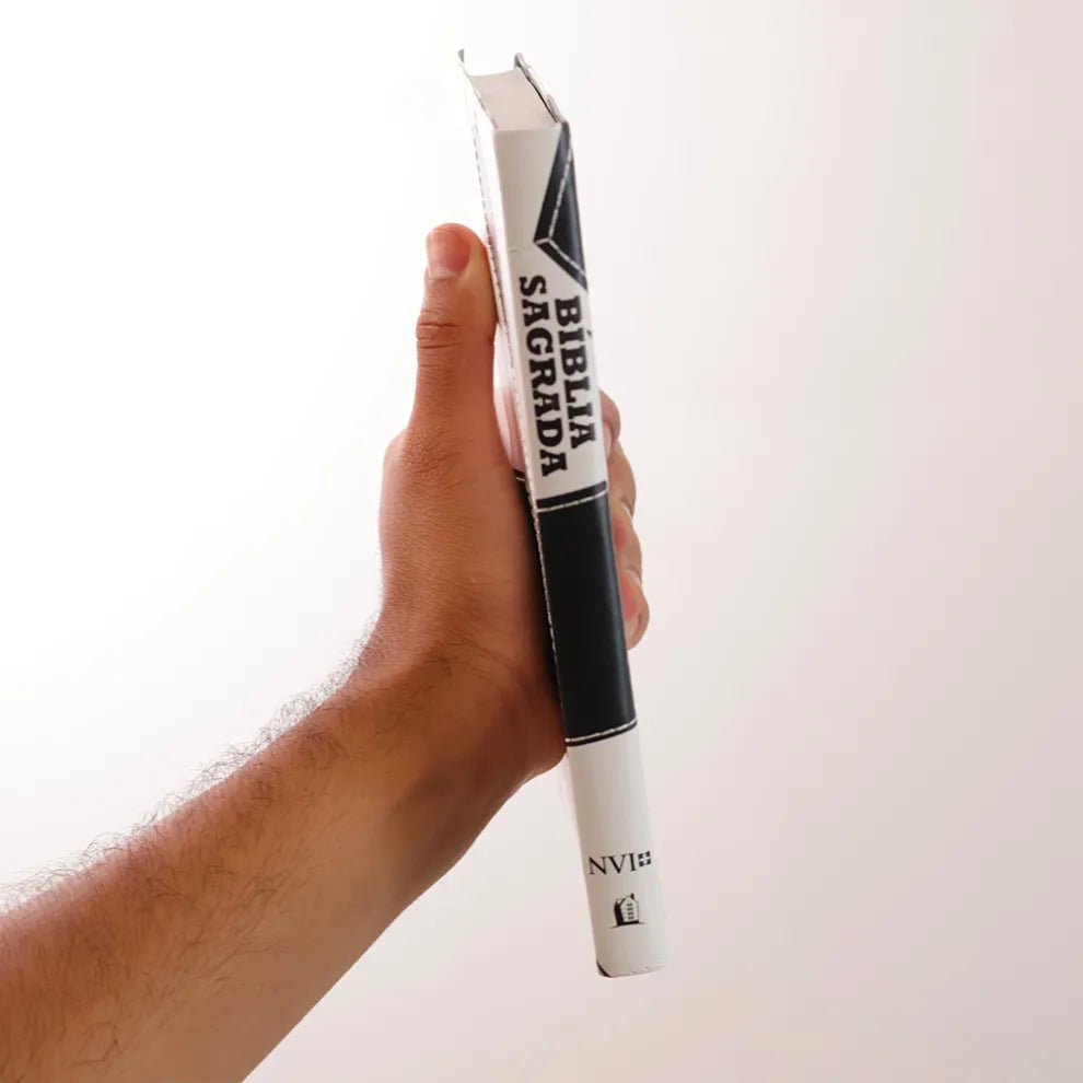 Bíblia Sagrada Slim Futebol NVI Capa Luxo Couro Soft Preto e Branco lateral