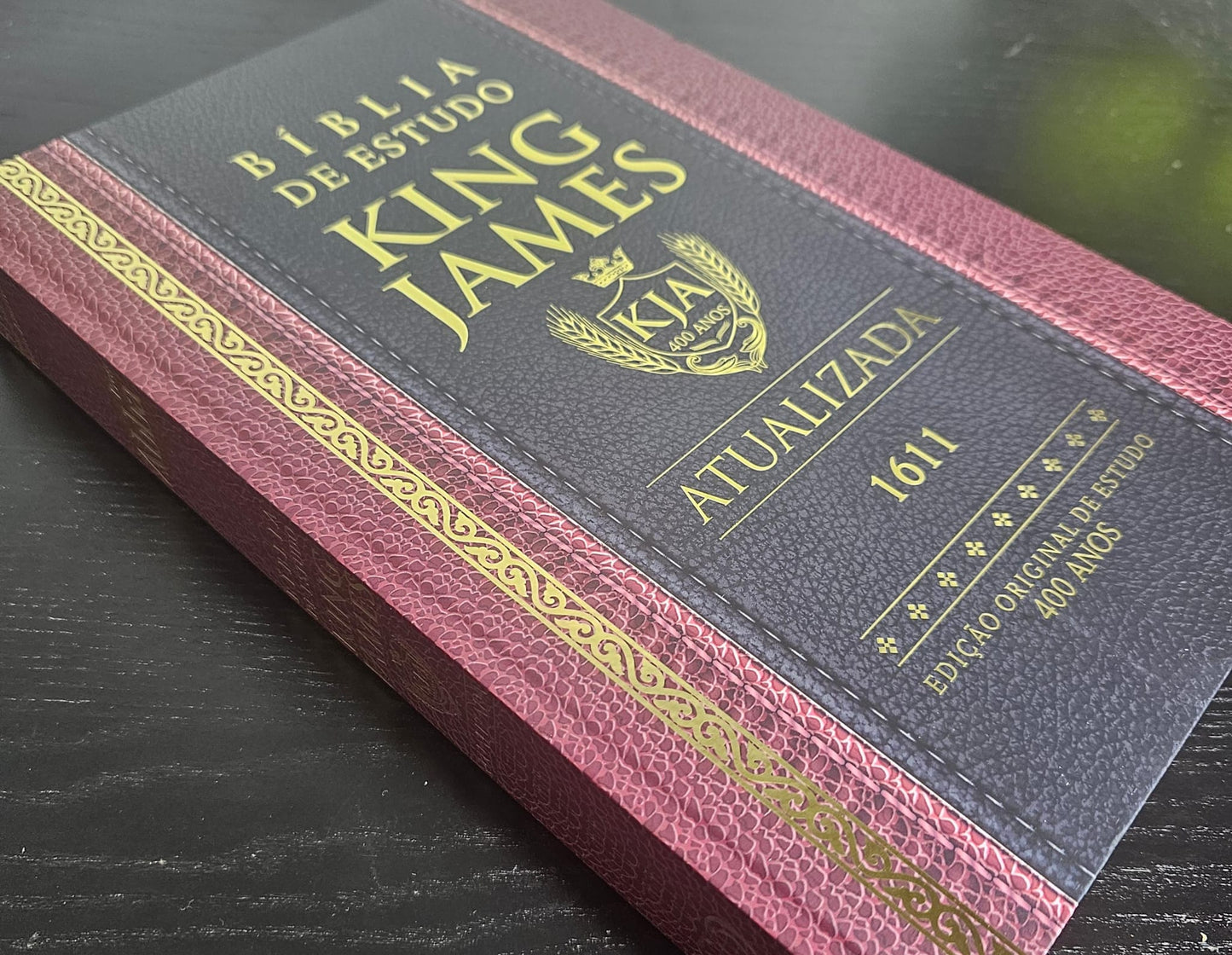 Bíblia de Estudo King James Atualizada  Full Collor  Capa Dura Detalhe