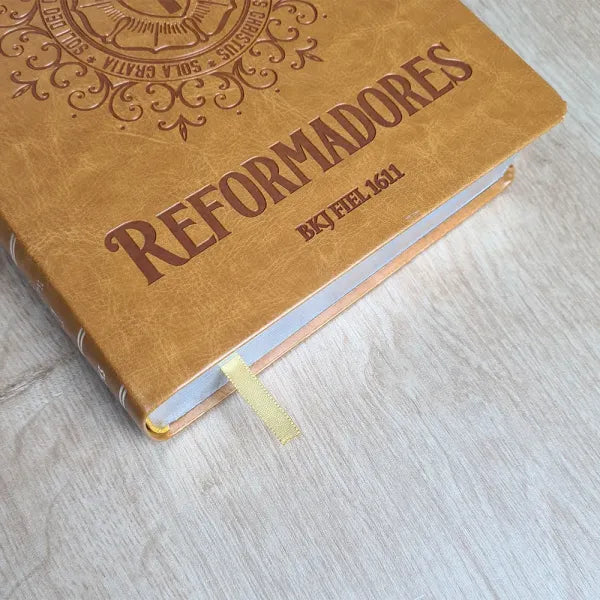 Bíblia de Estudo Reformadores KJF Letra Normal Capa Luxo Caramelo Detalhe