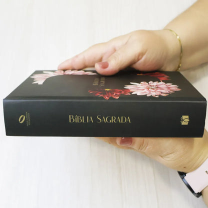 Bíblia Sagrada Crisântemo NAA Letra Normal Capa Dura lateral