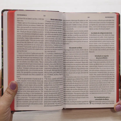 Bíblia Sagrada Flores do Campo NVT Letra Grande Capa Dura letra
