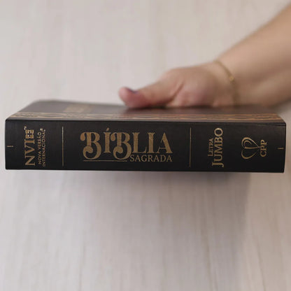 Bíblia Sagrada Letra Jumbo NVI Capa Arabesco Preta Lombada